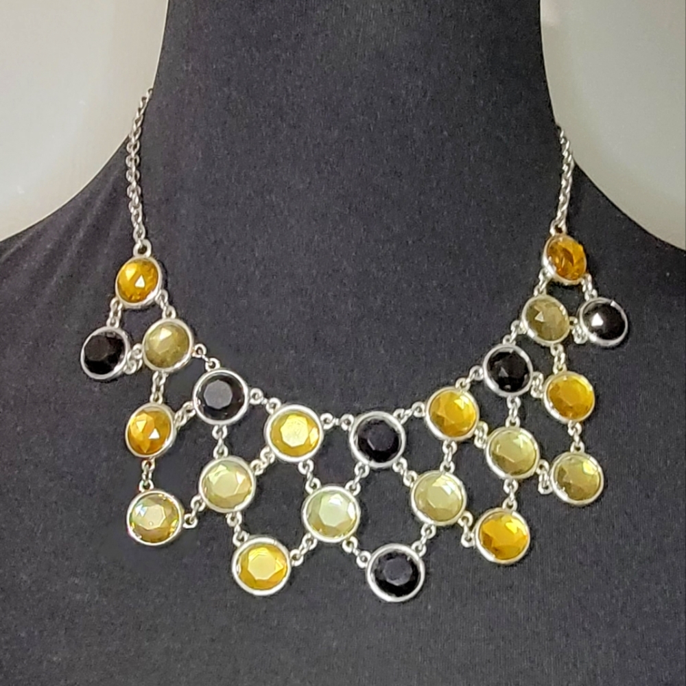 Beautiful necklace Silver chain with round shiny stones in black, gold